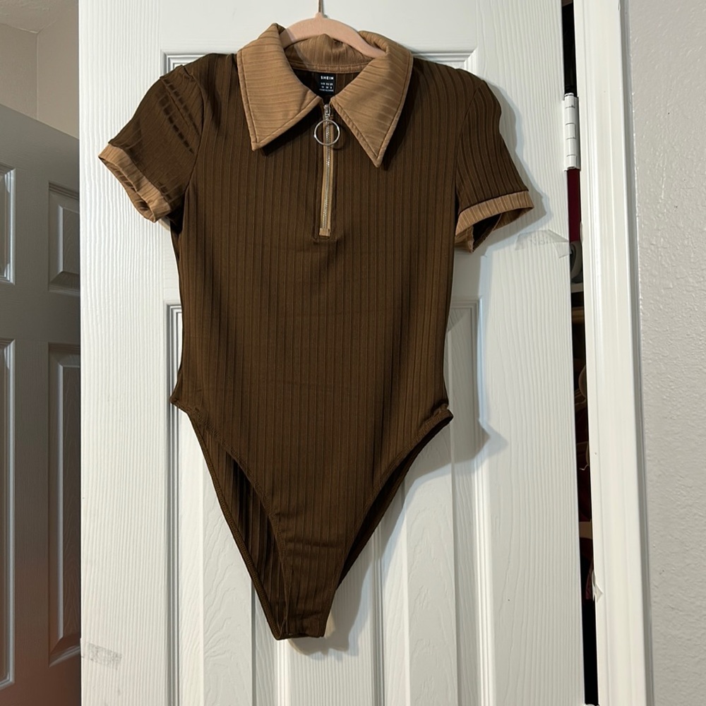 SHEIN Collar Quarter
Zip Bodysuit